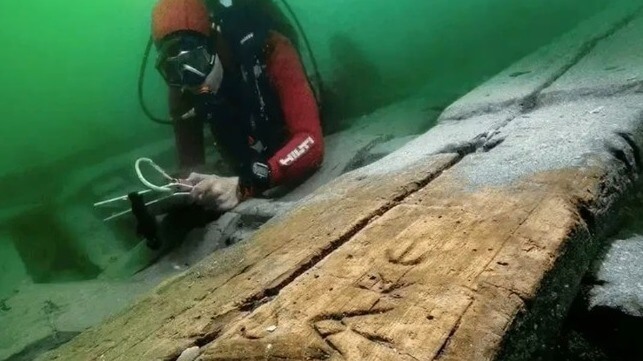 The Greek graffiti found on the central carling are dated to the first half of the 1st century AD. Christoph Gerigk/Franck Goddio/Hilti Foundation