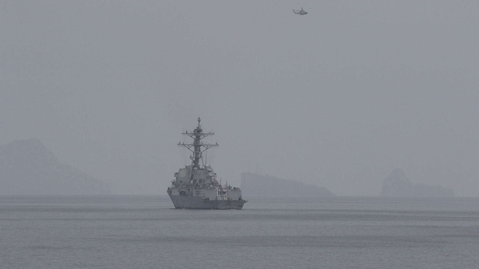 A U.S. Navy destroyer moves through the haze in the Strait of Hormuz (USN file image)