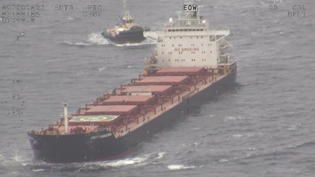 bulker at sea with engine troubles
