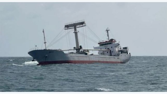 listing cargo ship